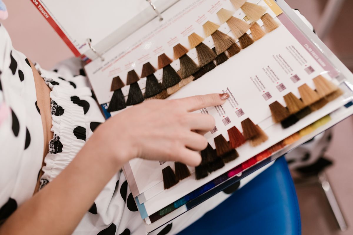 Beauty consultation with color samples